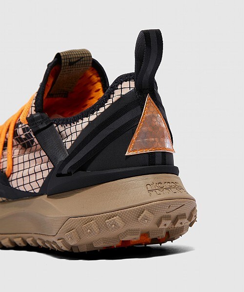 nike acg mountain fly low fossil